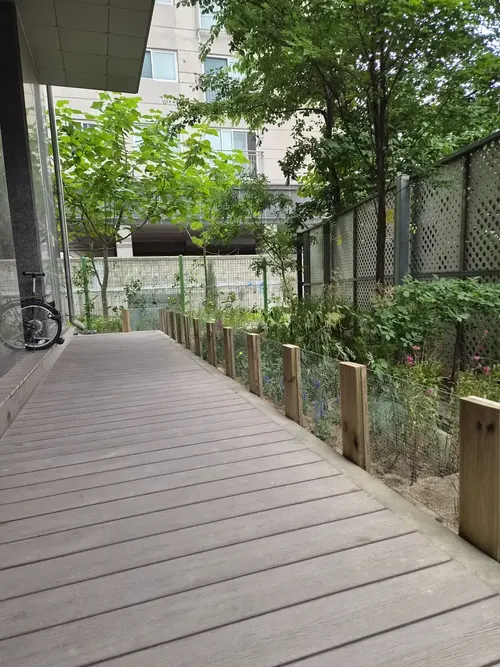 통로변 화단에 목재 지주와 와이어 펜스를 보강한 시공 후 모습
