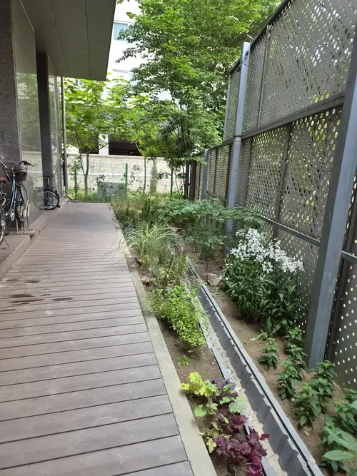 통로변 화단 경계가 열려 있던 시공 전 모습